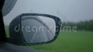 在雨中乘汽车旅行，侧窗和汽车镜子上的雨滴。 下面的动作。 高清，<strong>1920</strong>x1080。